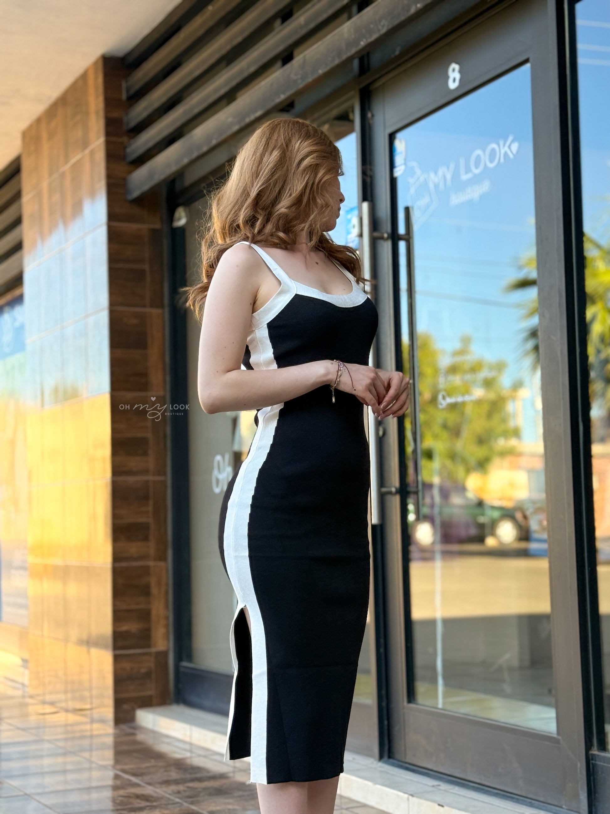 VESTIDO CON ABERTURA Y LINEA