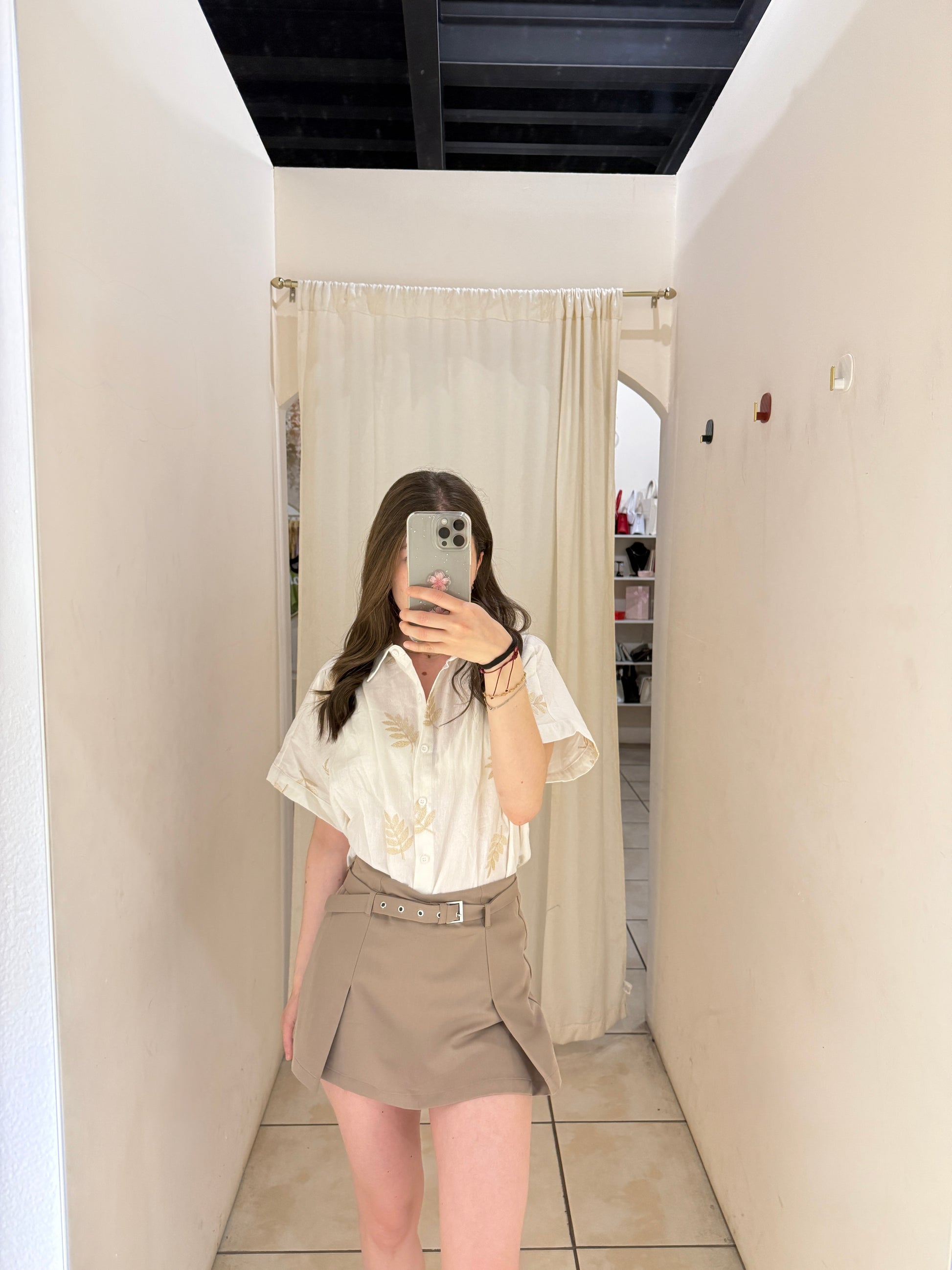 AF-63 BLUSA CON HOJAS BORDADAS (TALLAS REDUCIDA)