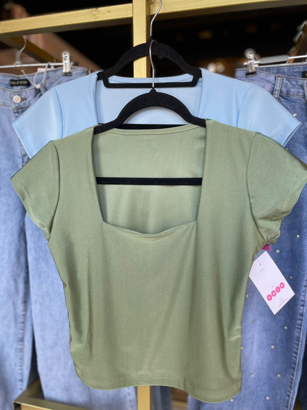 Blusa corta básica cuello cuadrado