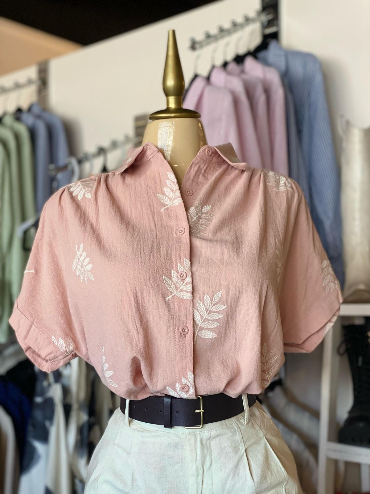 AF-63 BLUSA CON HOJAS BORDADAS (TALLAS REDUCIDA)