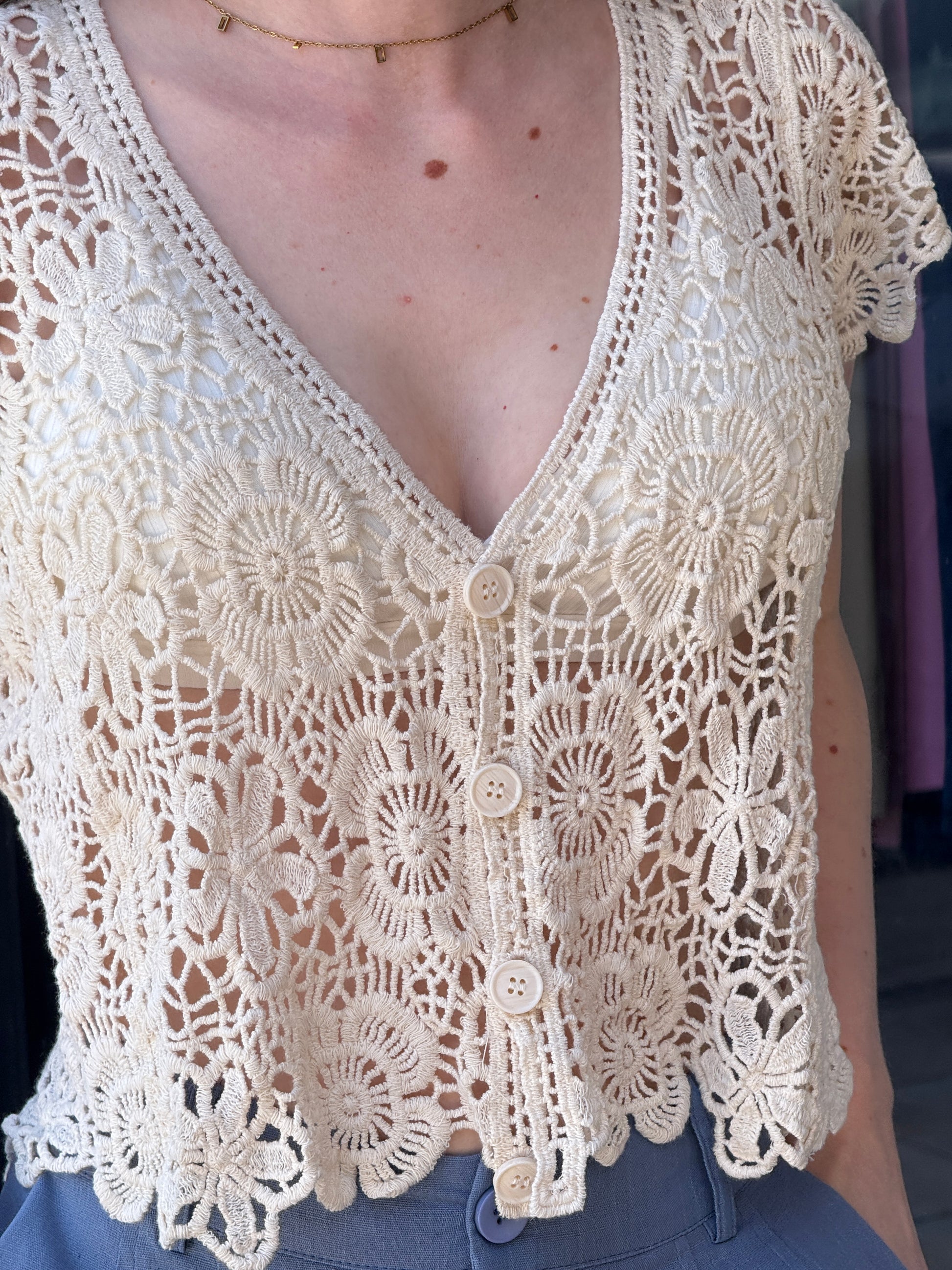 AF-82 top con botón de crochet