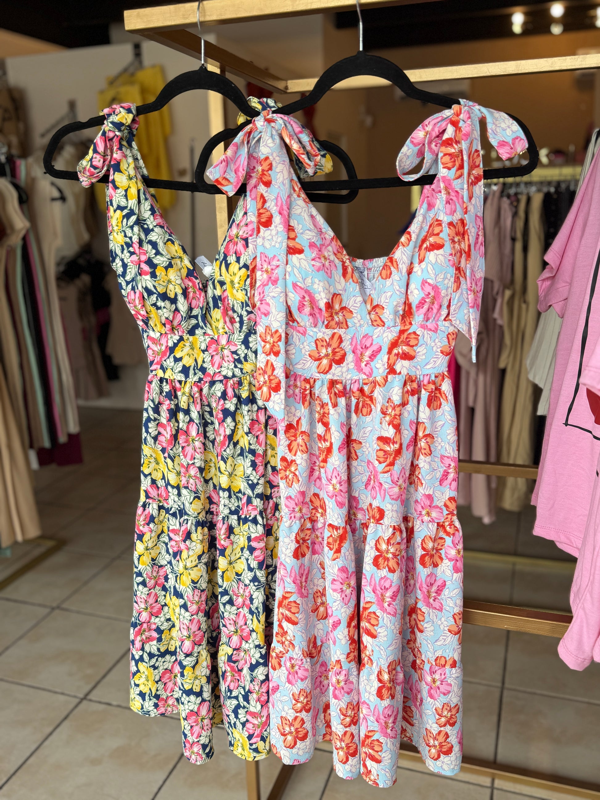 AF vestido floral con moños en hombros