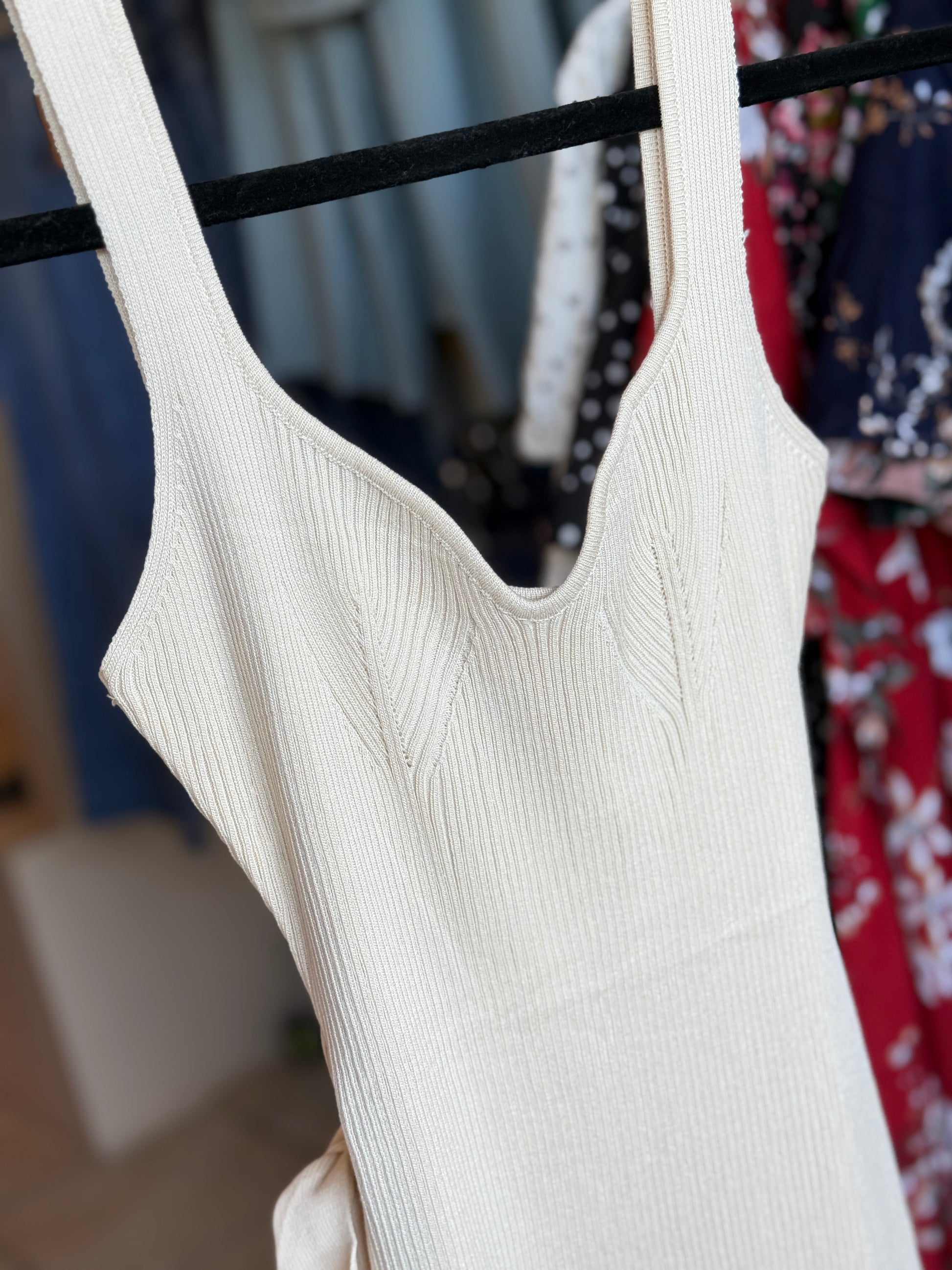 OML-20 vestido básico con moño atrás
